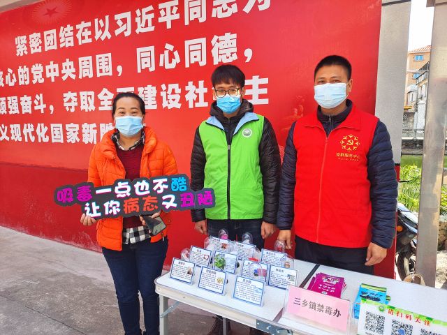 居委會工作人員、居民與禁毒社工合影.jpg