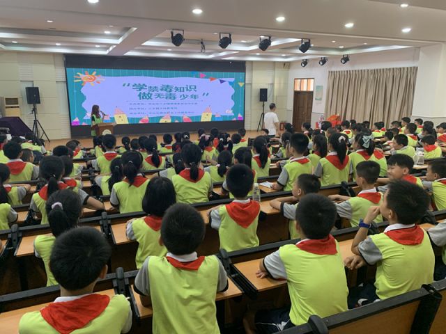 禁毒社工到學校開展禁毒教育宣傳.jpg